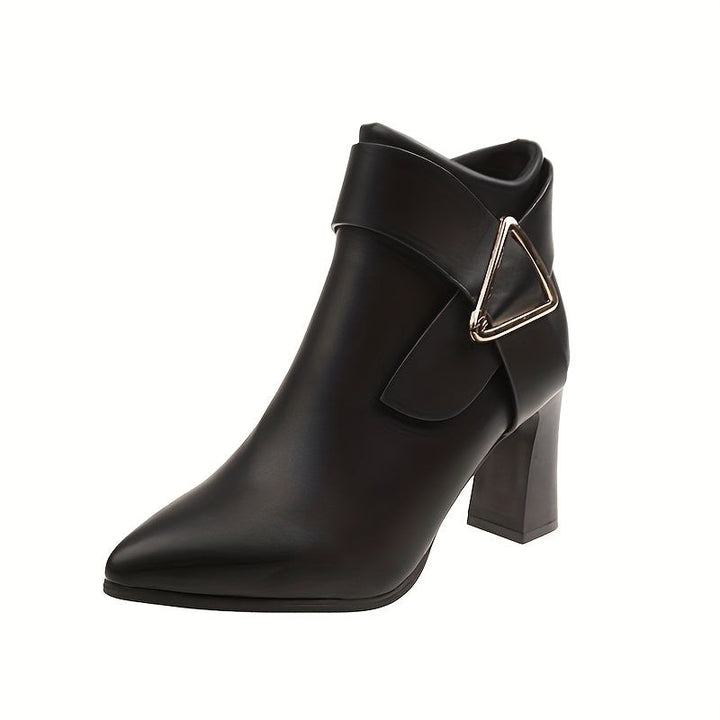 Alana – Botki Damskie w Szpic na Słupku z Ozdobną Klamrą