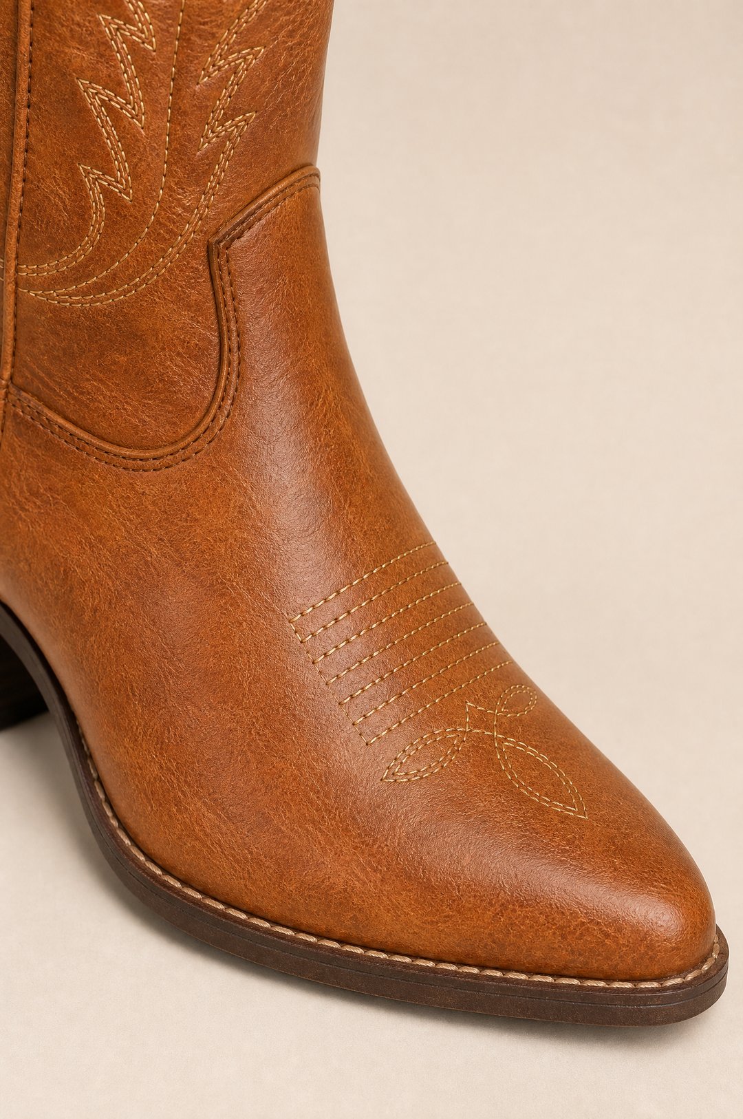 Botki damskie w stylu western, koniakowe - detal