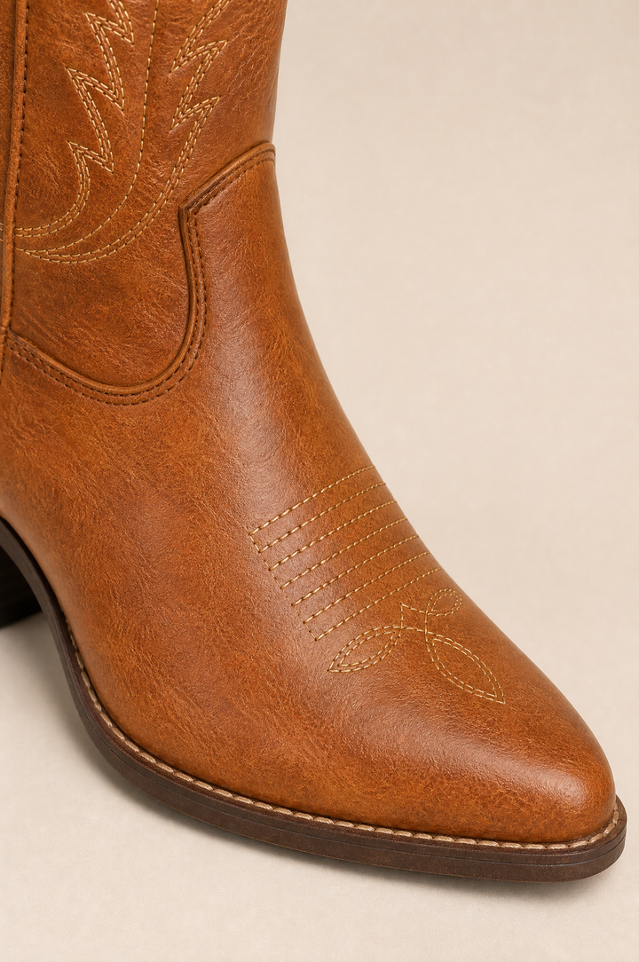 Botki damskie w stylu western, koniakowe - detal